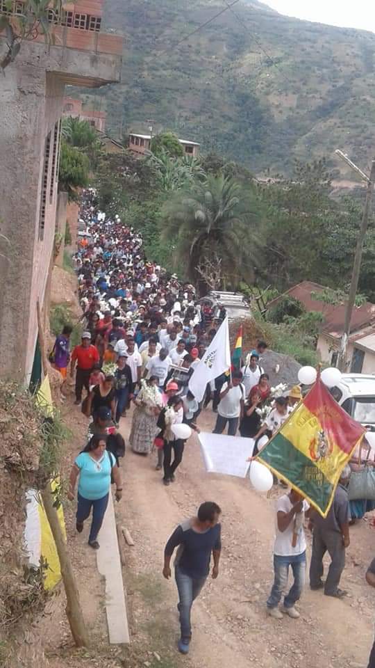 7Informate's tweet image. #LoÚltimo 
#Ahora》Una gran multitud acompaña al líder de Los Yungas Franclin Gutiérrez, en el entierro de su hijo en Tajma, Sud Yungas.
