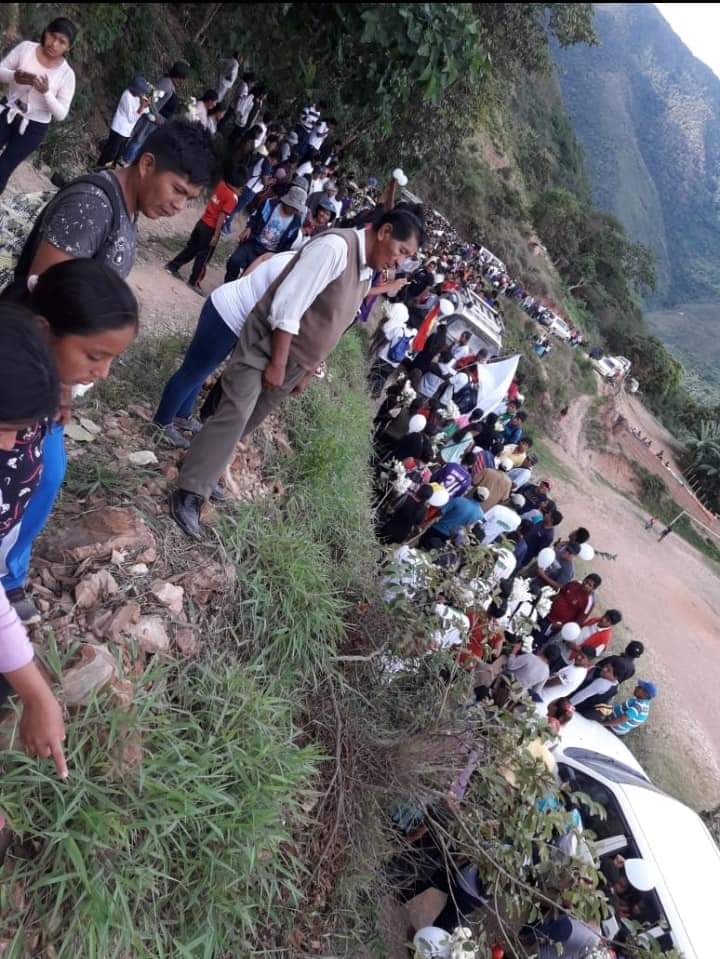 7Informate's tweet image. #LoÚltimo 
#Ahora》Una gran multitud acompaña al líder de Los Yungas Franclin Gutiérrez, en el entierro de su hijo en Tajma, Sud Yungas.