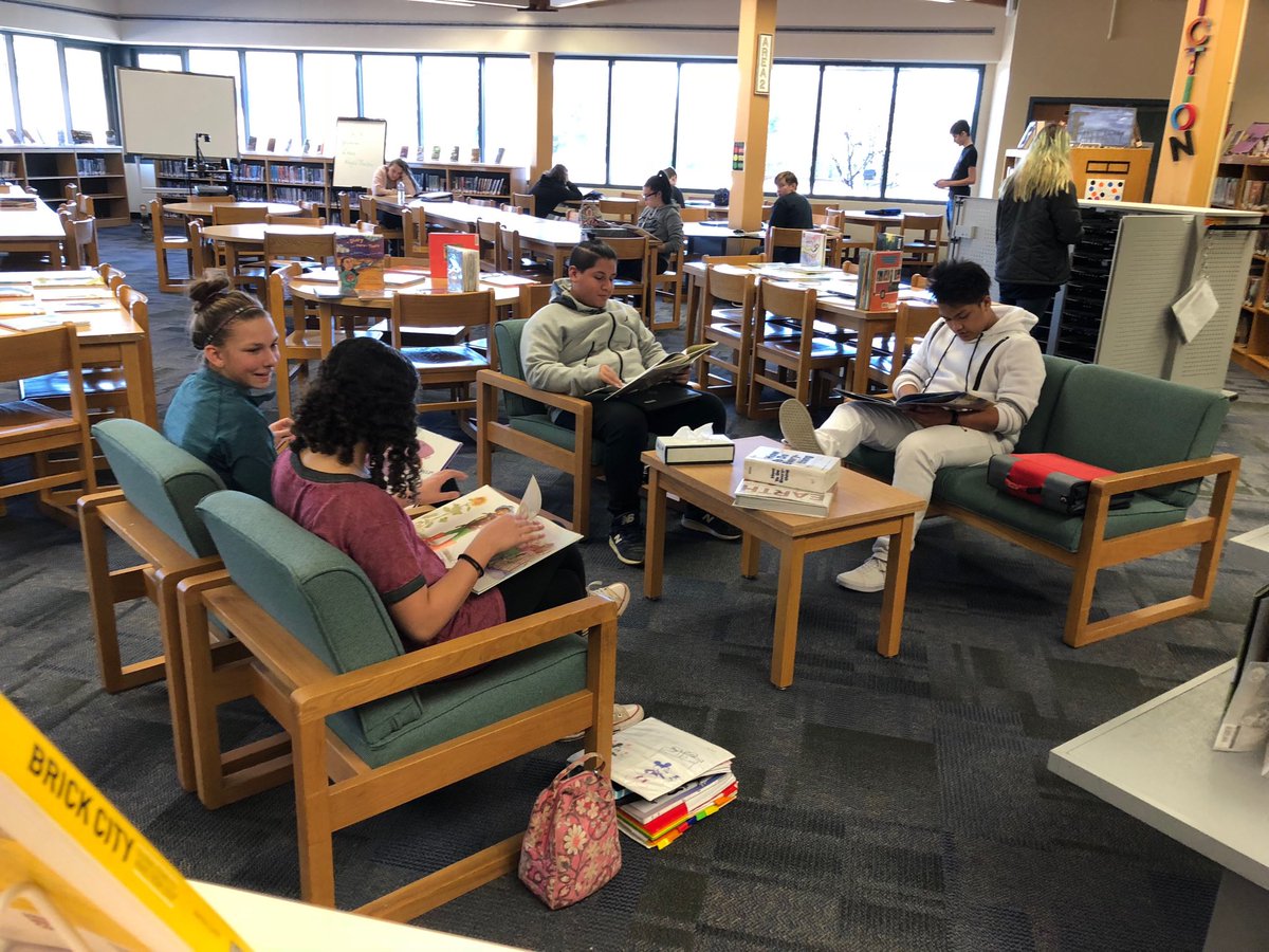Colleen_Savage's tweet photo. 8th graders and children’s picture books #collaborate #LUSLIB670 https://t.co/dNDQtb77W3
