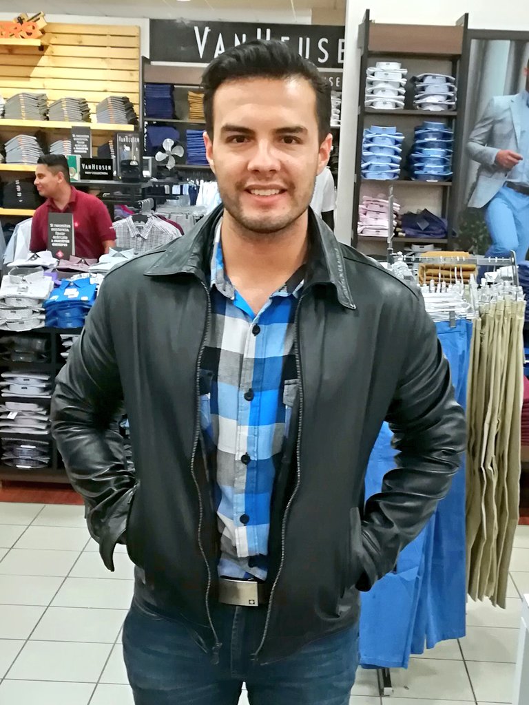 HenryUrbinaTv's tweet photo. Una jacket negra de cuero es parte de las prendas básicas en el buen vestir de nosotros los hombres.
Encontré esta con un buen descuento en el BIG BLACK SALE de @simanelsalvador
#manlifestyle #modasv #modaelsavador #manlife #jacket #black #BigBlackSale #AlmacenesSiman https://t.co/fGcoqB97u2