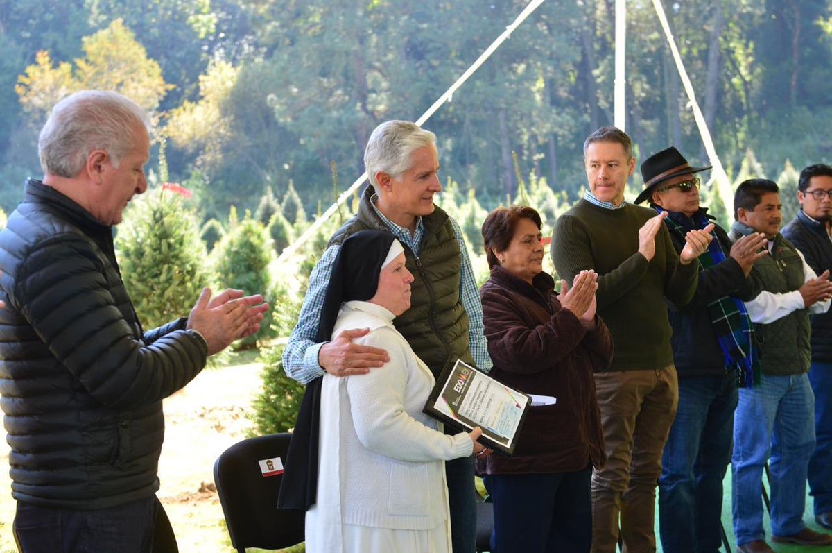 JorgeRescala's tweet photo. El gobernador @alfredodelmazo también entregó a productores de diversas plantaciones del #EdoMéx, apoyos del programa “Pago por Servicios Ambientales Hidrológicos” y del “Programa para la Compensación Económica por el Servicio Ambiental de Captura de Carbono” (Procarbono). https://t.co/coNCVELxqj