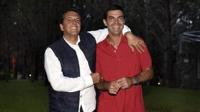 albospa's tweet photo. Hola, soy Sergio Massa, este que tengo al lado no se puede mantener con $115.000 y a mi me mantiene Malena con 45 luquitas. https://t.co/Sxz9yKxr9k