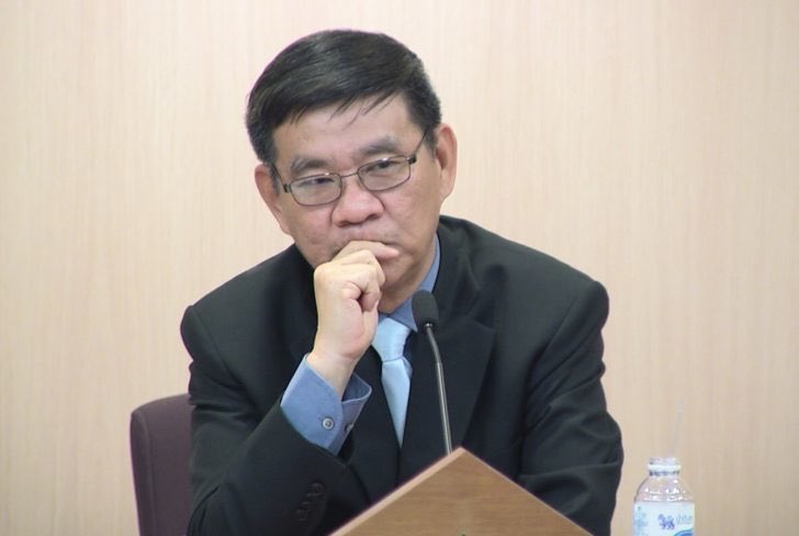 ARMdhiravath's tweet image. สมาชิกประชาธิปัตย์!! รศ.สมชัย ศรีสุทธิยากร อดีตกรรมการ กกต. ประกาศลงสมัครสมาชิกพรรคประชาธิปัตย์ พรุ่งนี้ หลังมีหลายพรรคทาบทาม ระบุเลือกประชาธิปัตย์เพราะเป็นผลดีกับประชาชน ต้องการเห็นบ้านเมืองเดินไปข้างหน้า ประเทศไม่ติดหล่ม