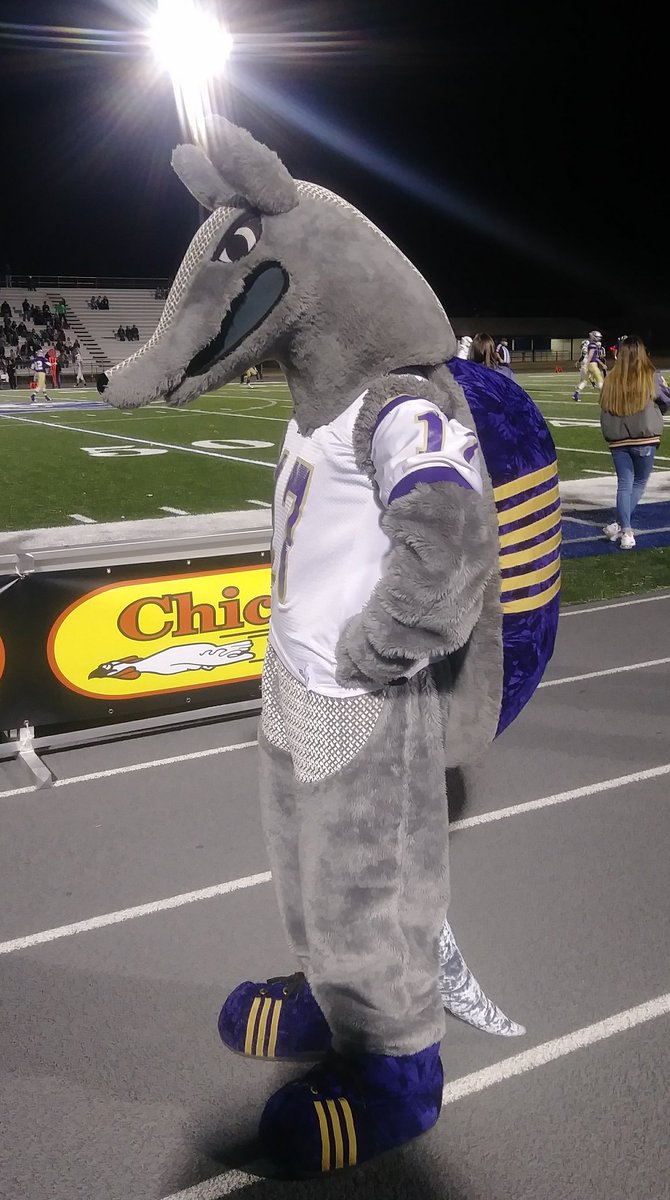 derekraydj's tweet photo. Ran into Diggy the Dillo on the sideline tonight #txhsfb @KateHector #SanSabaArmadillos https://t.co/5YXAJCBSUF
