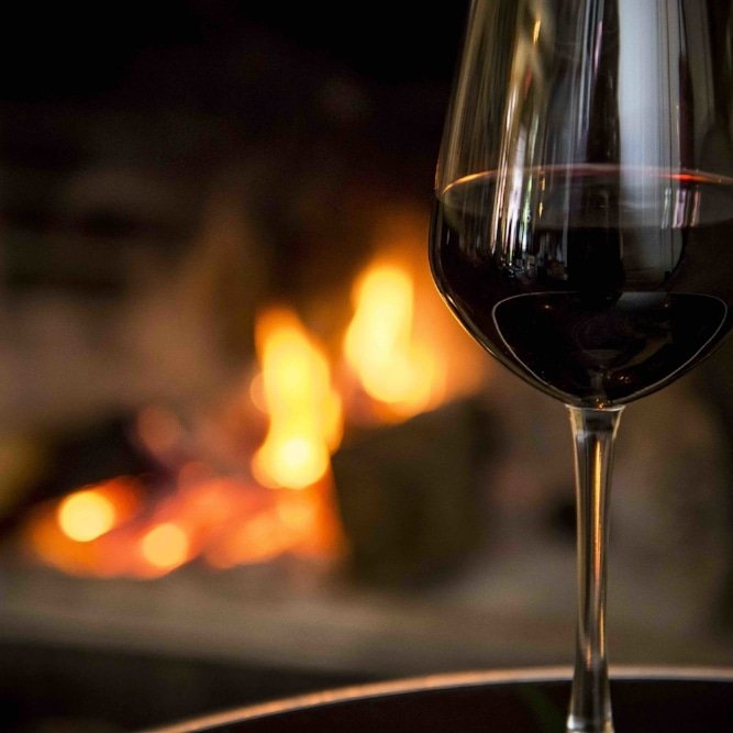 Бокал вина огонь. Камин вино. Бокал вина у камина. Огонь и вино. Вино у камина.