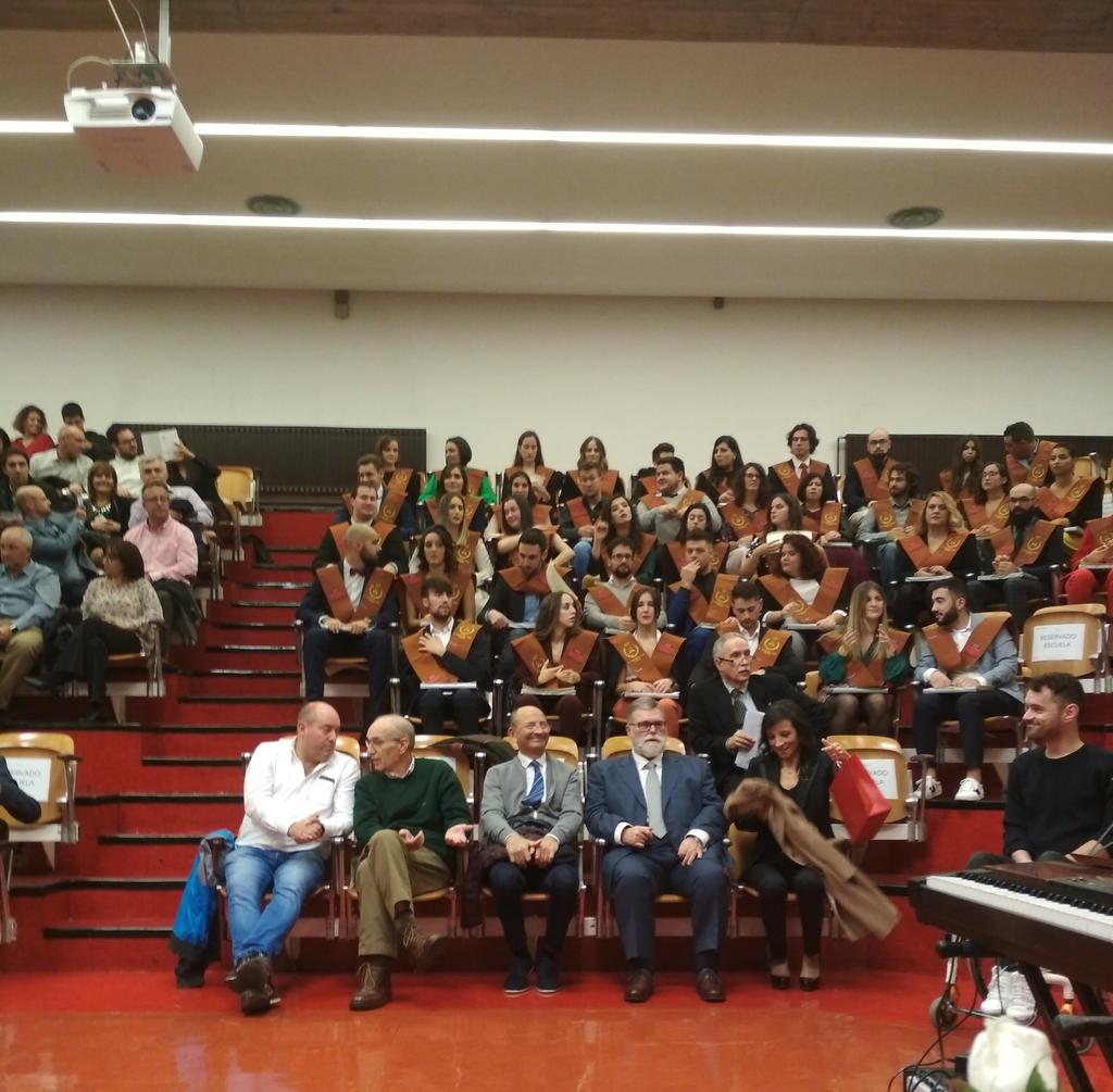 COAATIEOurense's tweet photo. Emotivo acto de graduación de nuevos #arquitectostecnicos en la #euat de #ACoruña y entrega de premios del Consello Galego de #Aparelladores. Les espera una carrera profesional trepidante. #conectAT https://t.co/9x39WtFHkx