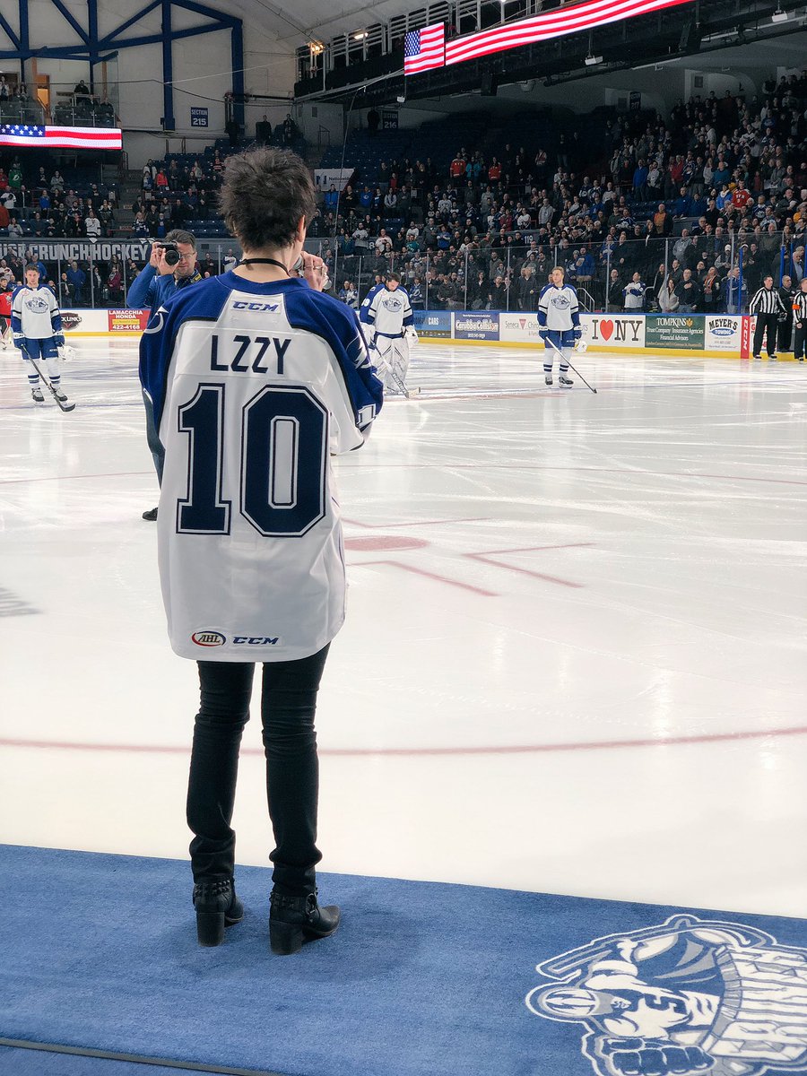 SyracuseCrunch's tweet photo. Shout out to @LZZYHALE of @Halestorm for rocking our National Anthem tonight. 🤘 https://t.co/sCFaPFlDH9