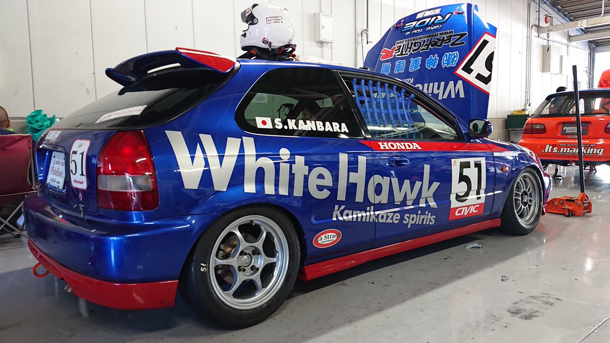 Whitehawkせーいち Twitterren もうすぐ予選っ 朝一のフリー走行 めっさええタイムでた この勢いで予選やっ の前に軽量化してきます 鈴鹿サーキット 鈴鹿クラブマン シビック トロロッソカラー