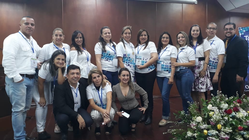 udes_oficial's tweet photo. #NoticiasUDES|| Durante la clausura del "1er Congreso Internacional en educación y tecnología; #TEDUCA 2018", la directora del Centro Virtual, Lucy Guerrero, felicitó a los asistentes por vincularse a este espacio académico, que permite la actualización de la educación virtual. https://t.co/Hhmys1jV8u