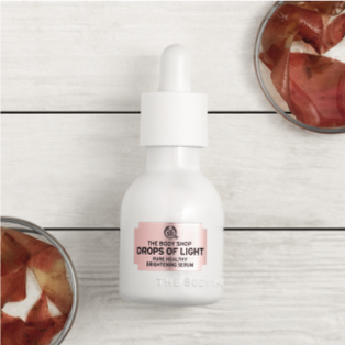 TheBodyShopIND's tweet photo. Who’s in need of some skin brightening?
Pave your way to luminous and healthier looking skin with our Drops of Light range. It’s all you need to shine this wedding season.
#DropsOfLight #HelloHappySkin https://t.co/yRkKJ37Co5