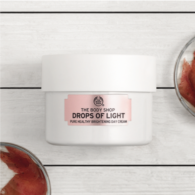 TheBodyShopIND's tweet photo. Who’s in need of some skin brightening?
Pave your way to luminous and healthier looking skin with our Drops of Light range. It’s all you need to shine this wedding season.
#DropsOfLight #HelloHappySkin https://t.co/yRkKJ37Co5