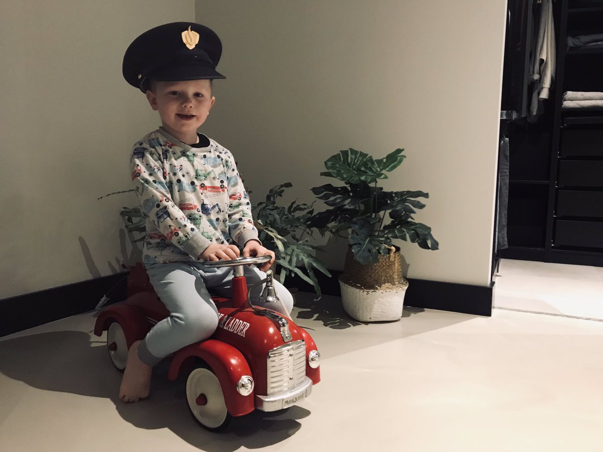 SwinkelsVeghel's tweet image. Papa, mag ik die “muts” op? Volgende generatie @brandweerBN staat al paraat! #zovaderzozoon