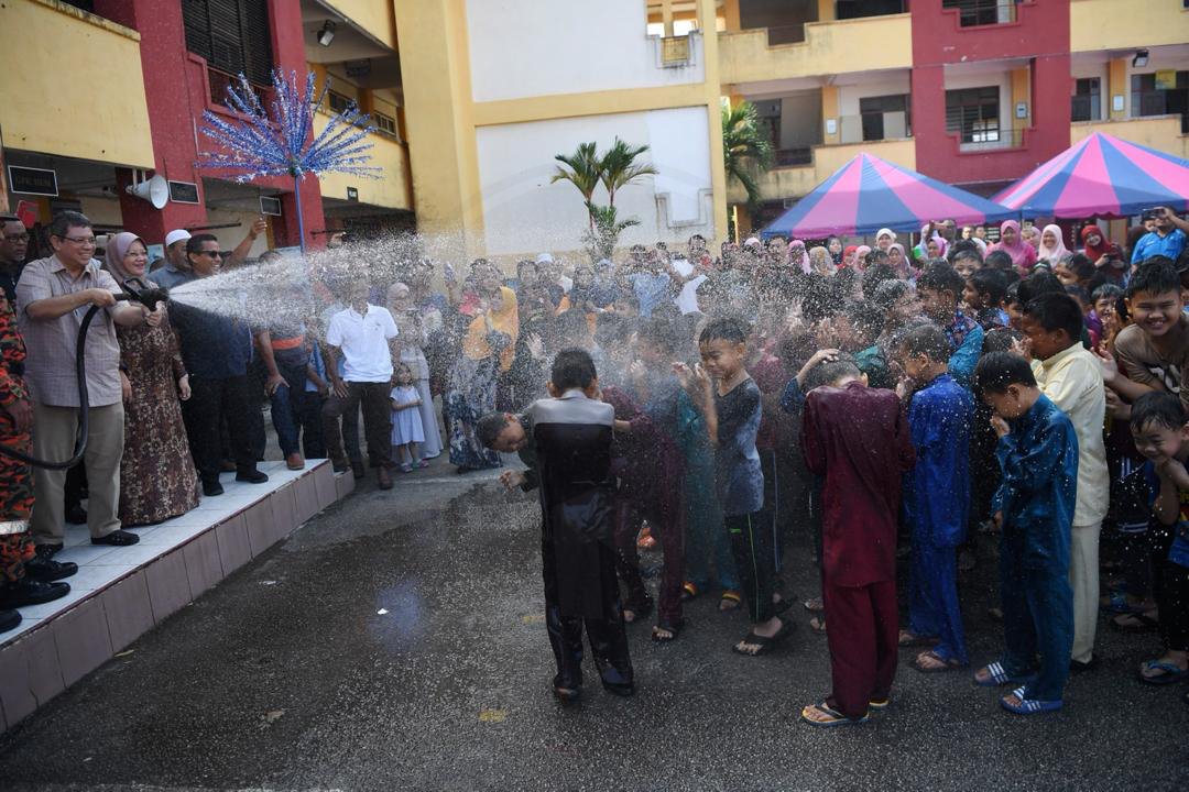 Twitter पर Bernama Menteri Luar Negeri Saifuddinabd Menyiram Kanak Kanak Pada Program Khatan Perdana Bahagian Parlimen Indera Mahkota Di Sekolah Kebangsaan Sk Sungai Karang Beserah Https T Co Czdmibetcq Twitter