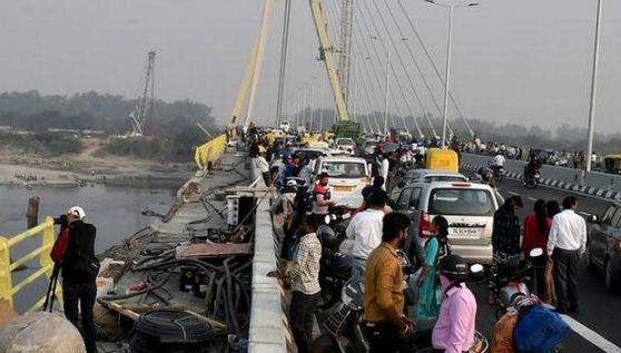 Thoughtsbookcom's tweet photo. Second big accident at Signature Bridge in 48 hours . 
48 घंटे में सिग्नेचर ब्रिज पर दूसरा बड़ा हादसा, एक शख्स की मौत.

https://t.co/STdtXJCNFH

#news #India #signaturebridgeindelhi #SignatureBridge #Trending #Accident https://t.co/PN2KAm3AYJ