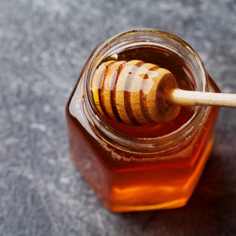 Honest, earthy and delicious honey now available at #DeWarenmarkt! 
The honey, from Black &amp; Yellow Trading co, is 100% pure Little Karoo honey harvested witin a radius of 50km from Oudtshoorn.  It is from this multi-floral abundance of diversity that our honey is produced.