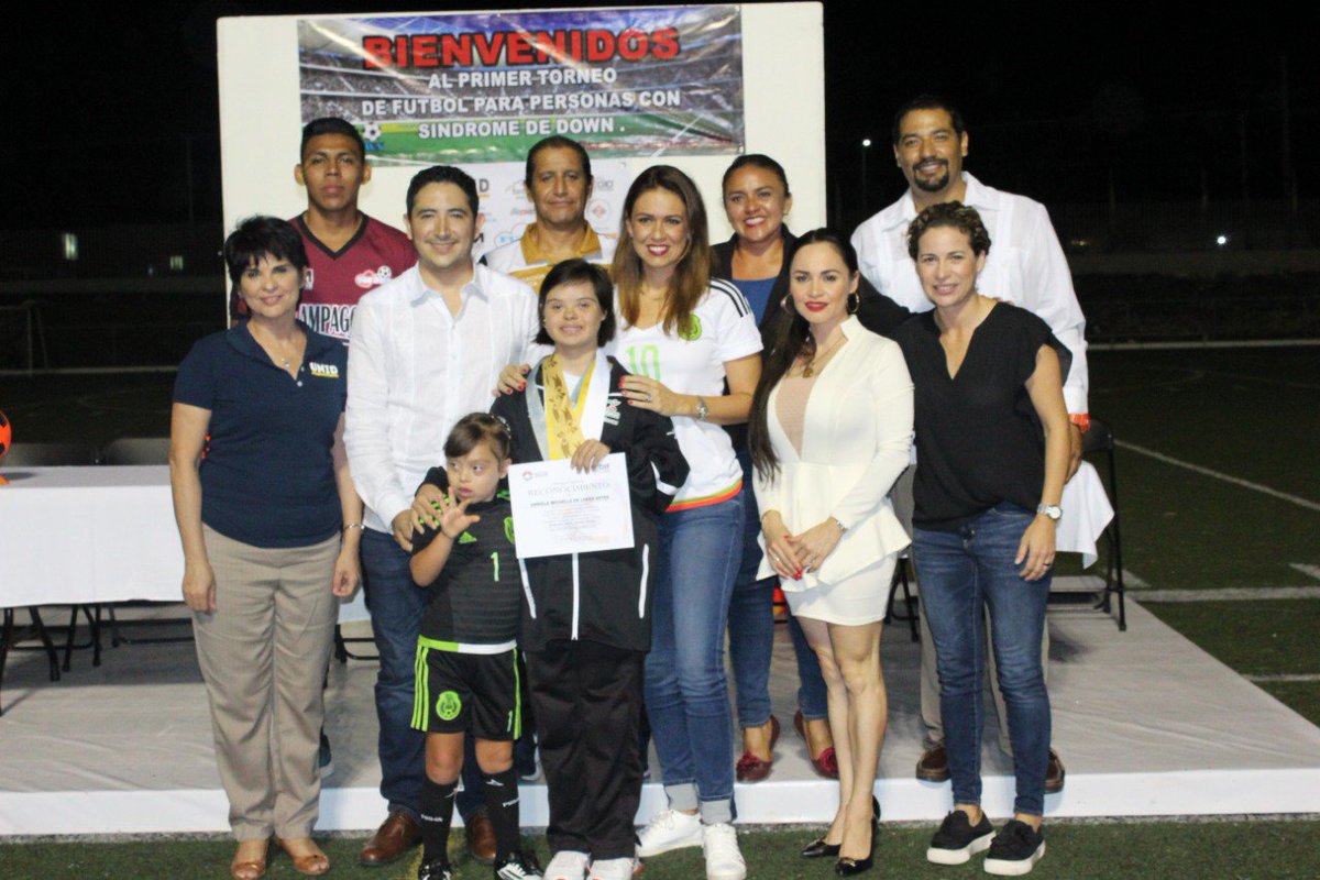 imdcancun's tweet photo. #IrisMora, en representación del director @dmgcancun, estuvo presente en la ceremonia de inauguración del Primer Torneo #Futdown Cancún, en el que participan ocho equipos de Jalisco, Veracruz, Estado de México y Quintana Roo. ⚽️🎖👐🏼👏🏼

#CancúnTierraDeTodos https://t.co/vZN98HV8aL