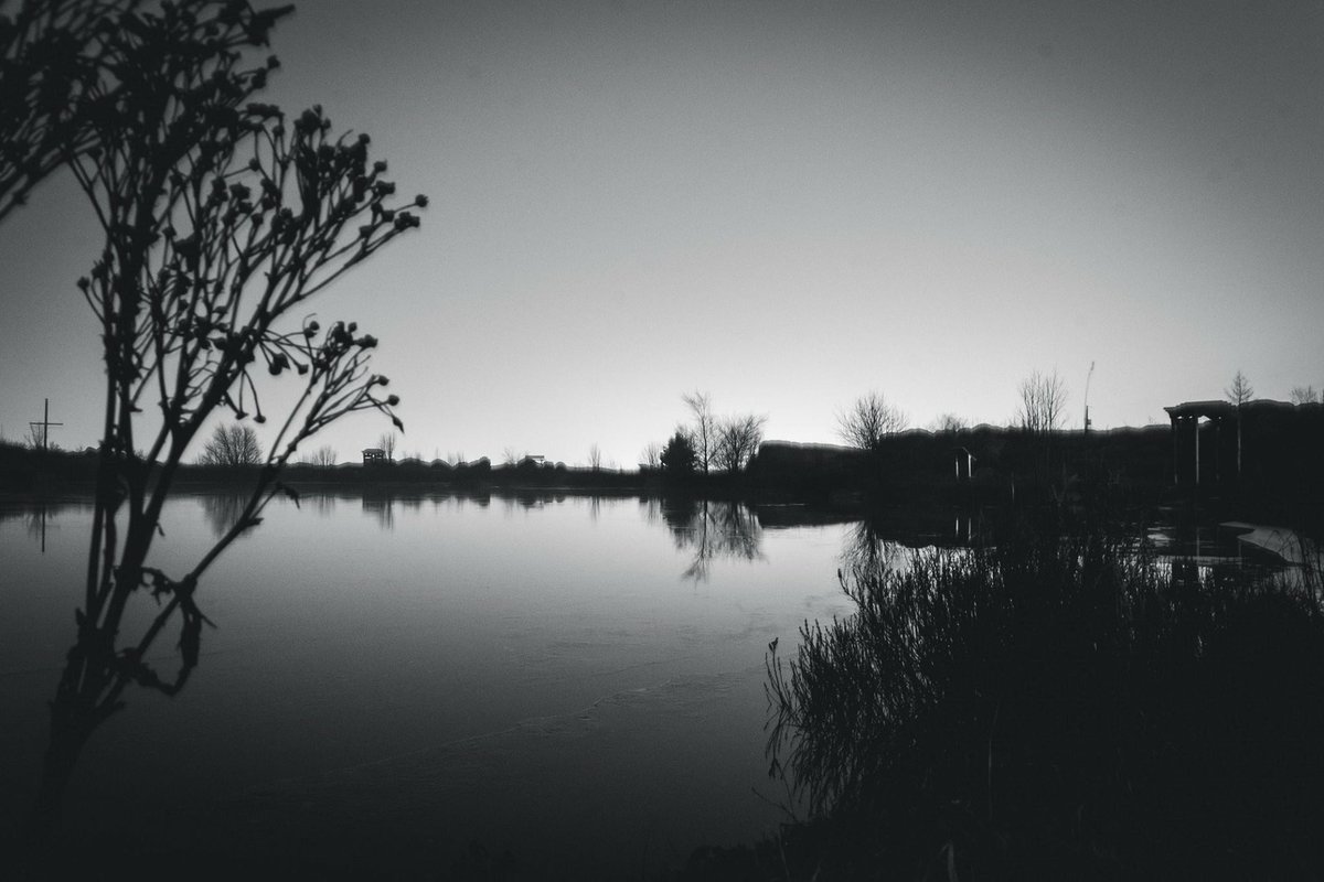 PaulDurdle's tweet image. Day 20: Deadman ☠️

Tried to get car trail shots at Signal Hill, but was way too foggy. On the way down I saw how calm Dead Man's Pond looked.

Camera: #Canon EOS #RebelT3
Lens: EFS 18-55mm f/3.5–5.6 IS II
15s - 18mm - f/14 - ISO400

#365dayphotochallenge #mycanonstory #ExploreNL