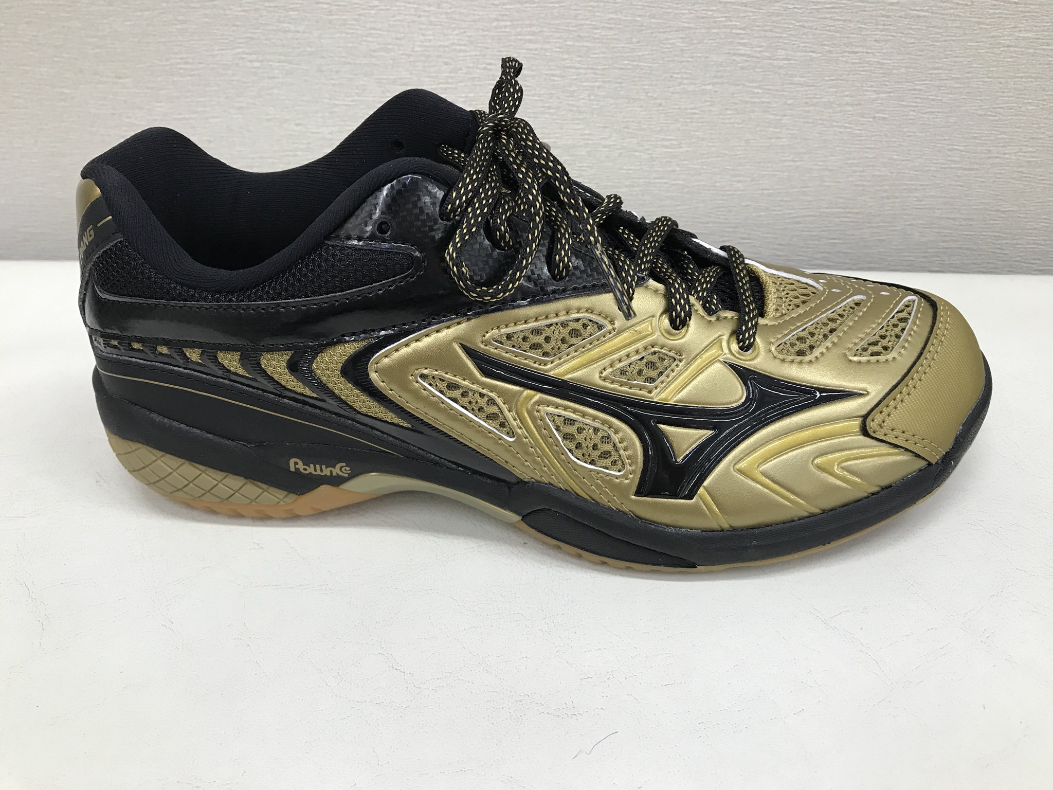 サンメイトスポーツ バドミントンシューズの限定色入荷しました 日立情報通信エンジニアリングバドミントン部モデルです 黒と金の配色が渋くてかっこいいです 数量限定商品になりますのでお早めにお買い求めください バドミントン ミズノ