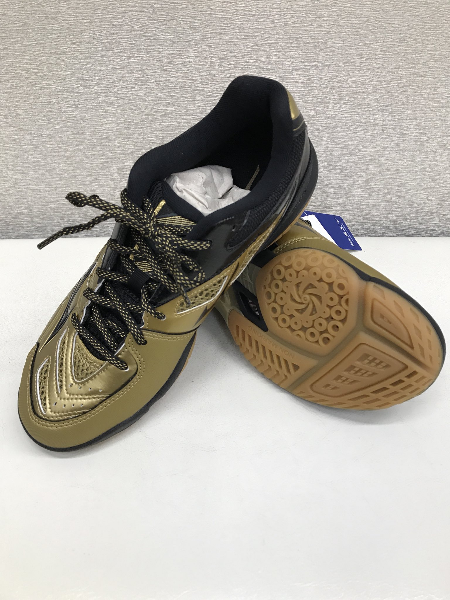 サンメイトスポーツ バドミントンシューズの限定色入荷しました 日立情報通信エンジニアリングバドミントン部モデルです 黒と金の配色が渋くてかっこいいです 数量限定商品になりますのでお早めにお買い求めください バドミントン ミズノ