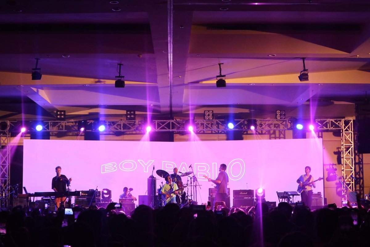 bayuherdians's tweet image. Lokatarafest malam tadi, da aku mah apa atuh, dikasih @soypablo777 aja seneng banget kaya pertama kali naik pesawat #lokatarafest #bangboy #boypablo