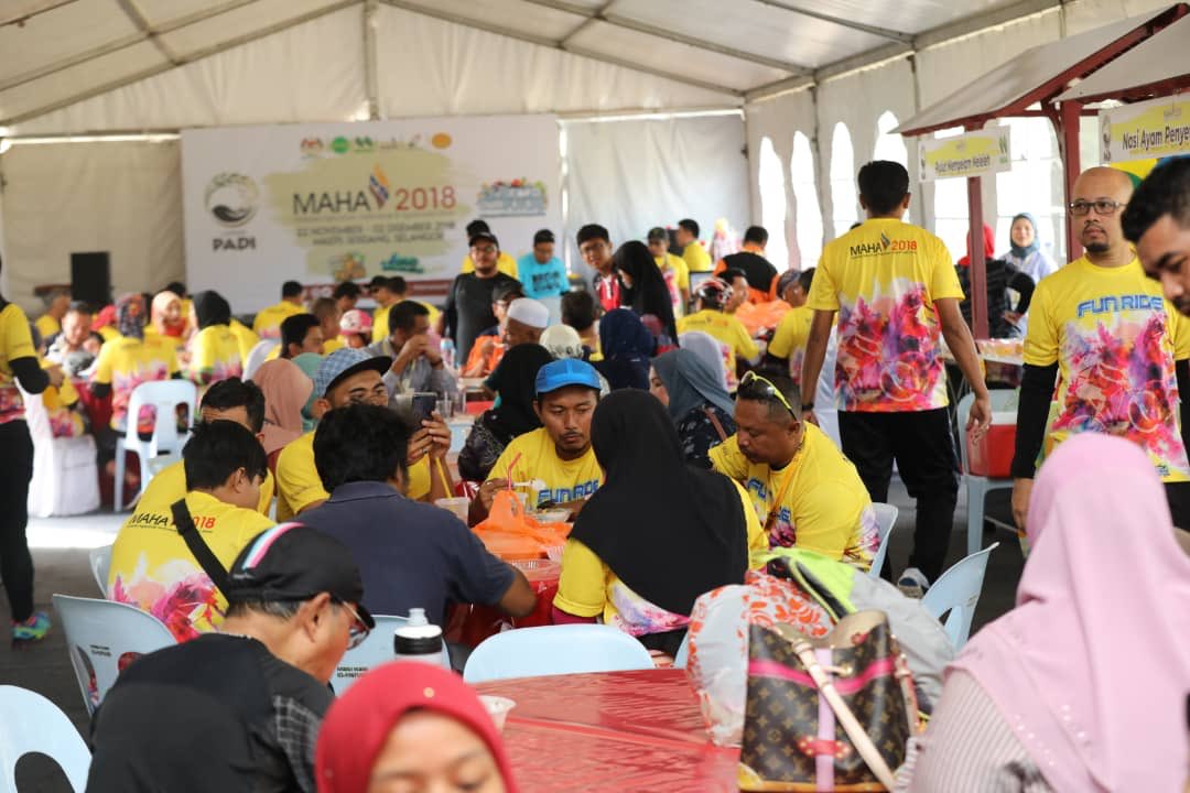 kadakemubu's tweet photo. Para Peserta Fun Ride MAKSAK-@moaMalaysia menerima hadiah dari pihak urusetia Laman Padi

Kunjungi Laman Padi MAHA 2018 | 22 Nov - 2 Dis 2018 | MAEPS Serdang | 10.00 pg - 7.00 ptg 

#MAHA2018 #ourfoodourfuture #lamanpadi #kadakemubu https://t.co/Ngx8OBjF1c