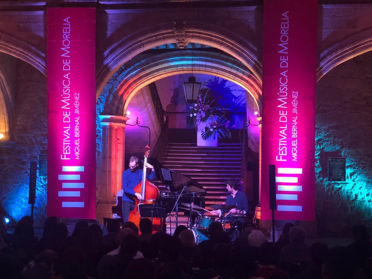 PinPoint_Com's tweet photo. #PinPointEnVivo
Ahora es turno del jazz con #HEOTrio (Corea 🇰🇷 y Francia🇫🇷) desde el Palacio Municipal, en el marco del @FestivalMorelia
#PinPoint #FMM30🎼 #MiFestival #CiudadCreativaDeLaMúsica @Mariolariass https://t.co/IFKxOa91lW