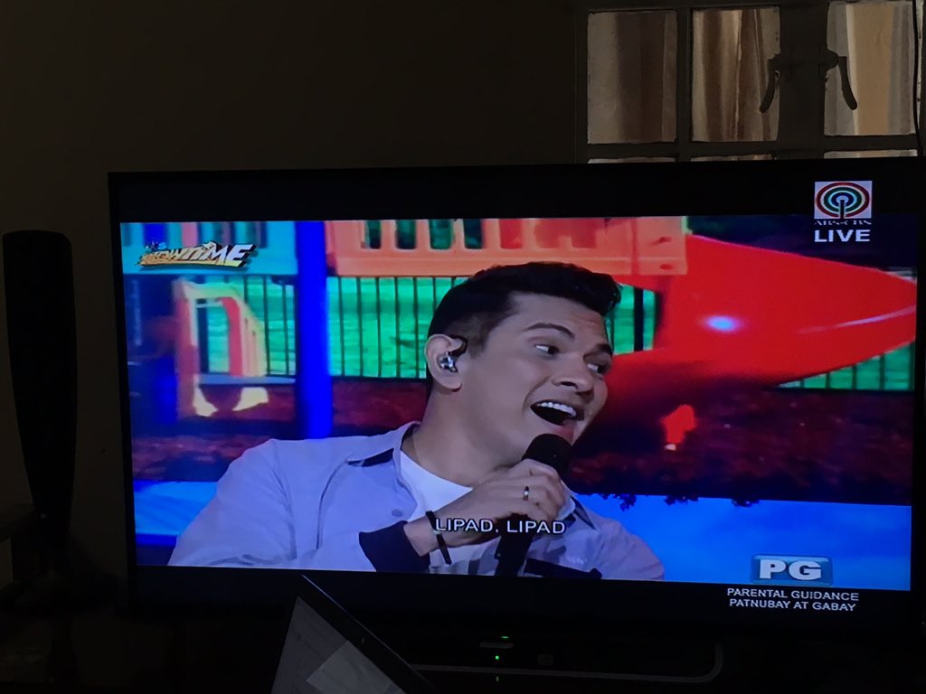 tlrnsibesnick05's tweet photo. May pa-Saranggola si Kuys @GaryValenciano1! 👏🏻👏🏻👏🏻

 #ShowtimeNovember24ever https://t.co/poFGsm5rwW