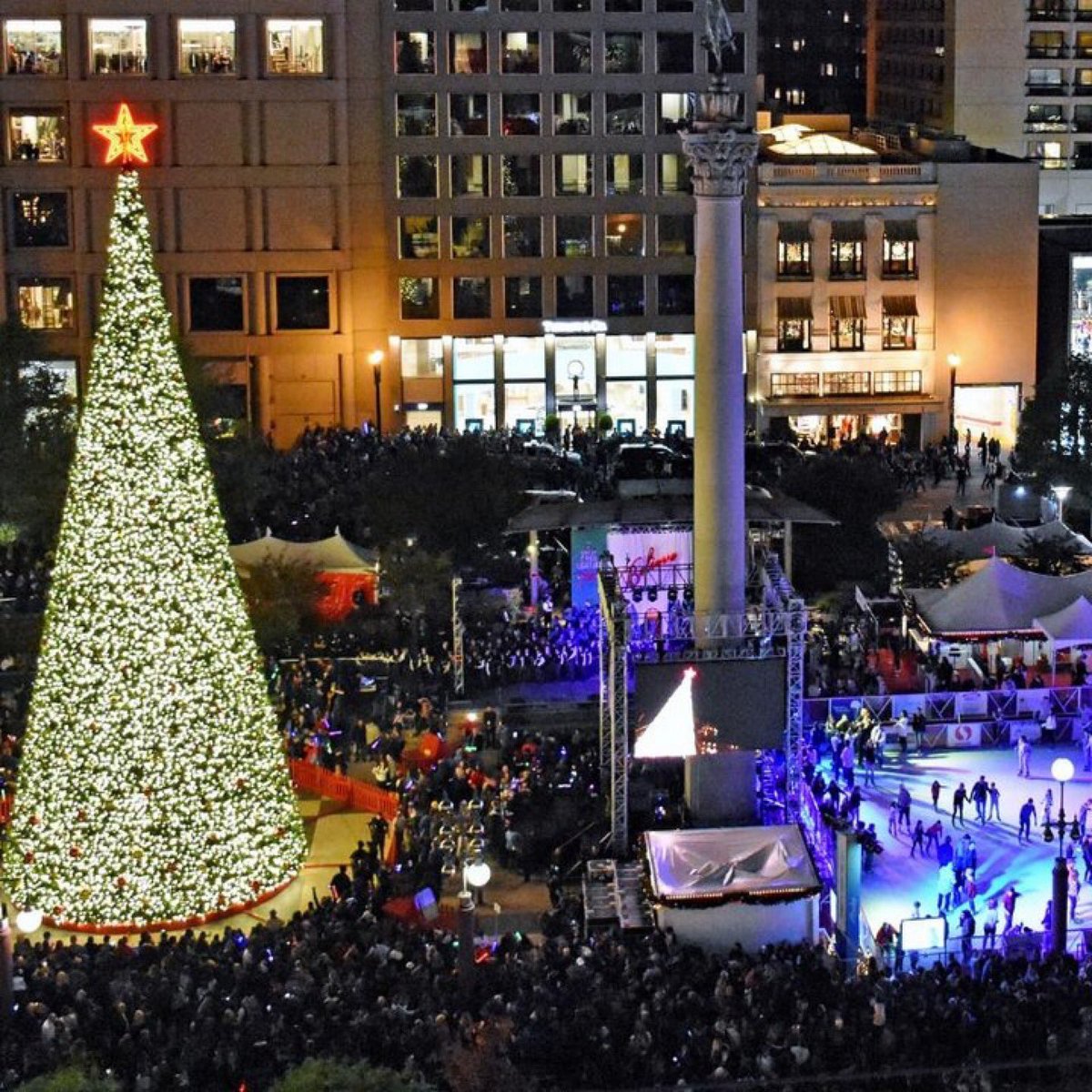 HotelG_SF's tweet image. It’s officially holiday season in San Francisco!!🎄✨The magical 83-foot tall tree was officially lit tonight in @UnionSquareSF with more than 33,000 twinkling energy-efficient LED lights and 1,100 shining ornaments! 🎁✨