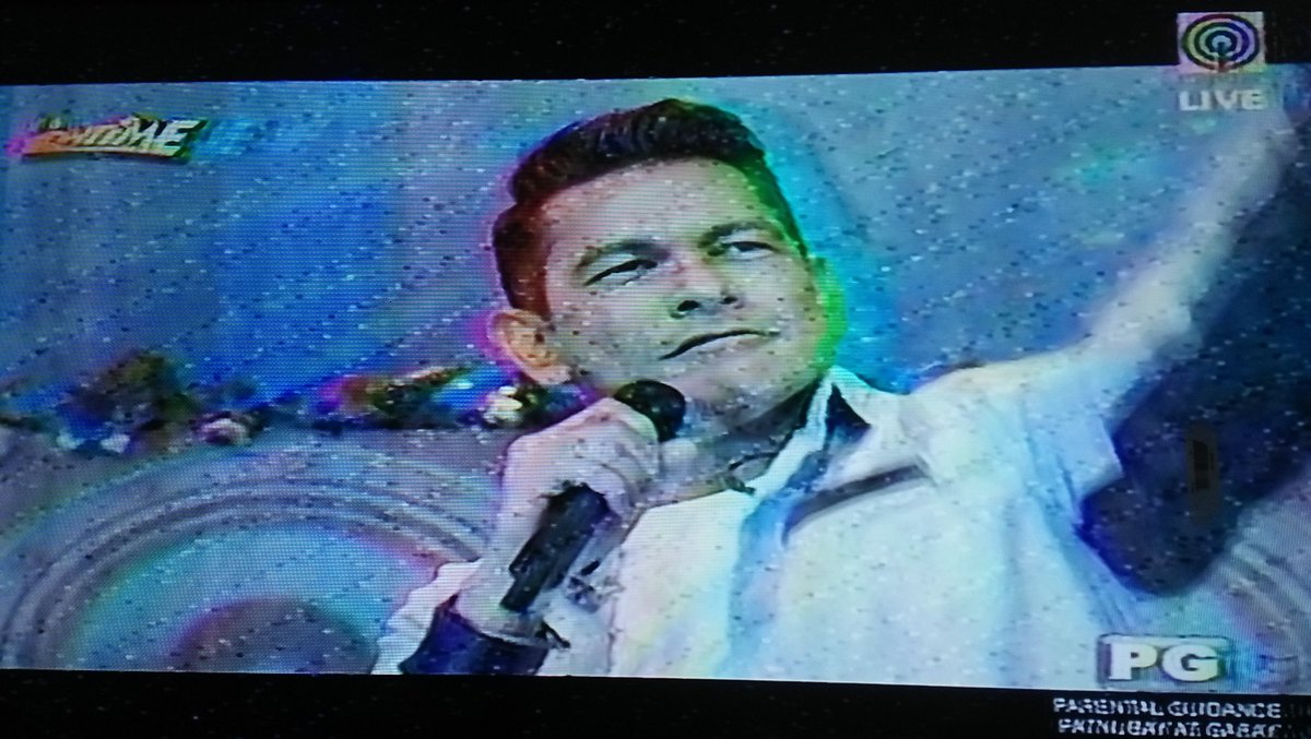 valencianolover's tweet photo. That looooook! 😎

GARY VALENCIANO. Such a BIG name in the music industry since then UNTIL NOW. Thank you for your music! 

Let's support his new songs from the album— SARANGGOLA and BAWAT ISA SA ATIN! ✨

#ShowtimeNovember24ever @GaryValenciano1 #GaryV #AwitAtLaroShowtime https://t.co/fhTCPjkkAg