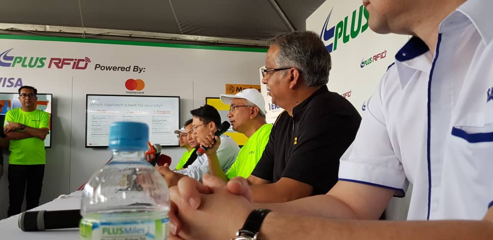 plus2u's tweet photo. Sesi soal-jawab media Program Perintis Awam RFID PLUS dengan Pengarah Urusan PLUS, Datuk Azman Ismail serta wakil-wakil rakan niaga Visa Malaysia, Mastercard, Maybank, Microsoft dan Teras Teknologi.
#PLUSRFID #PLUSMiles https://t.co/MVKq3skkRb