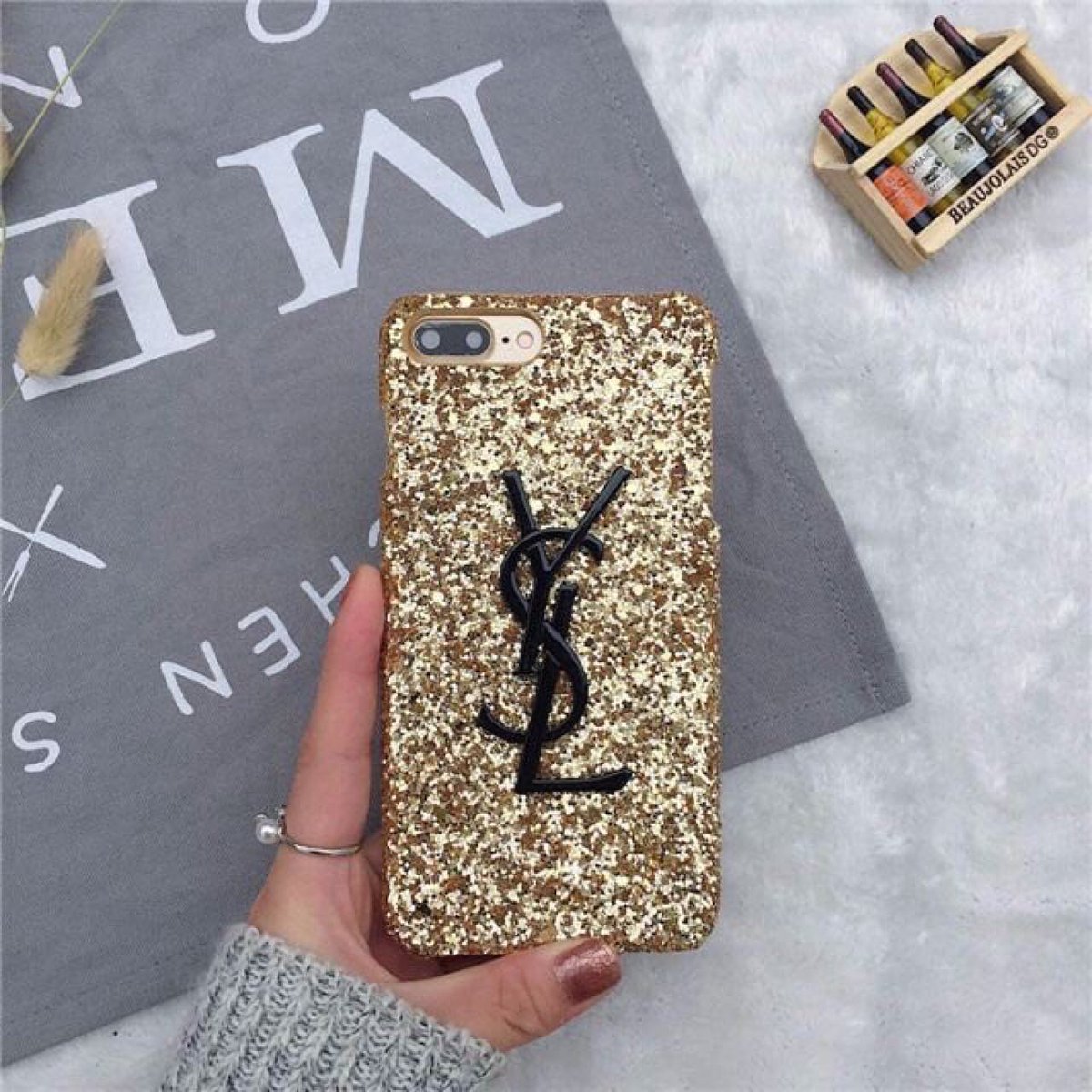FardVibes's tweet photo. @adibahnoor @azraimohdzain 《#casebarufv》
YSL GOLD ⚒⚒⚒
RISAU IPHONE KORANG NMPK MURAH???
..
dengan casing YSL GOLD ni, ios korang akan nmpak sentiasa MAHAL💰💰💰
..
bagi sesiapa yg belum make any purchase dengan @fardvibes_case sila click the link📲📲
 https://t.co/gy0CEBoPo5 https://t.co/Ajh0gFGImD