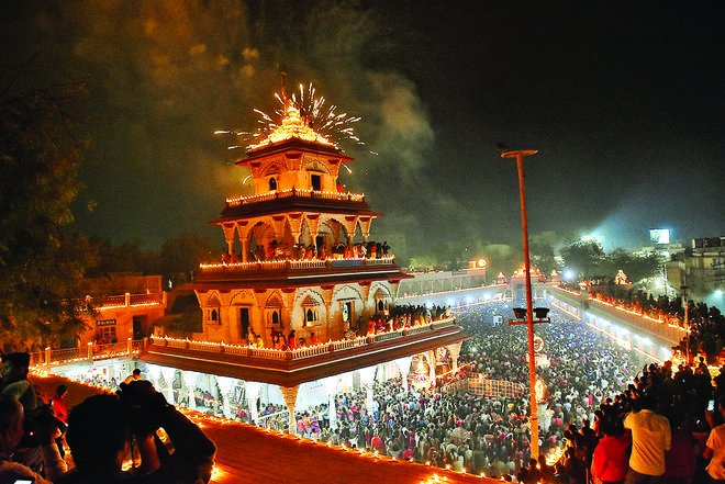 Santram Mandir dresses decoration of thousands of oil lamps on Dev Diwali