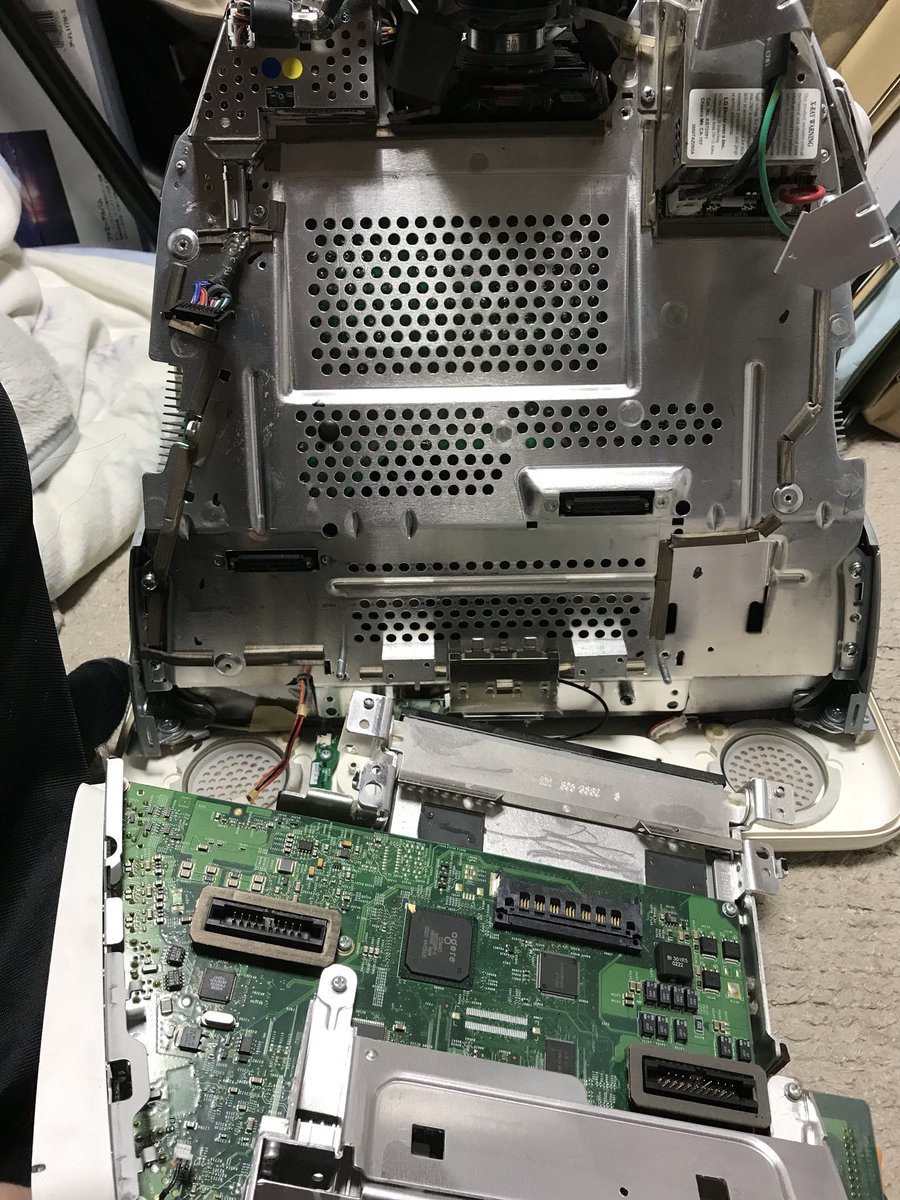 koma2's tweet photo. eMac(!)を分解してHDD取り出すだけの簡単…ではなかったお仕事。一応バラシサイト見ながらやったけど、それでもパズル(ノД`) https://t.co/KYLD2UPOmJ