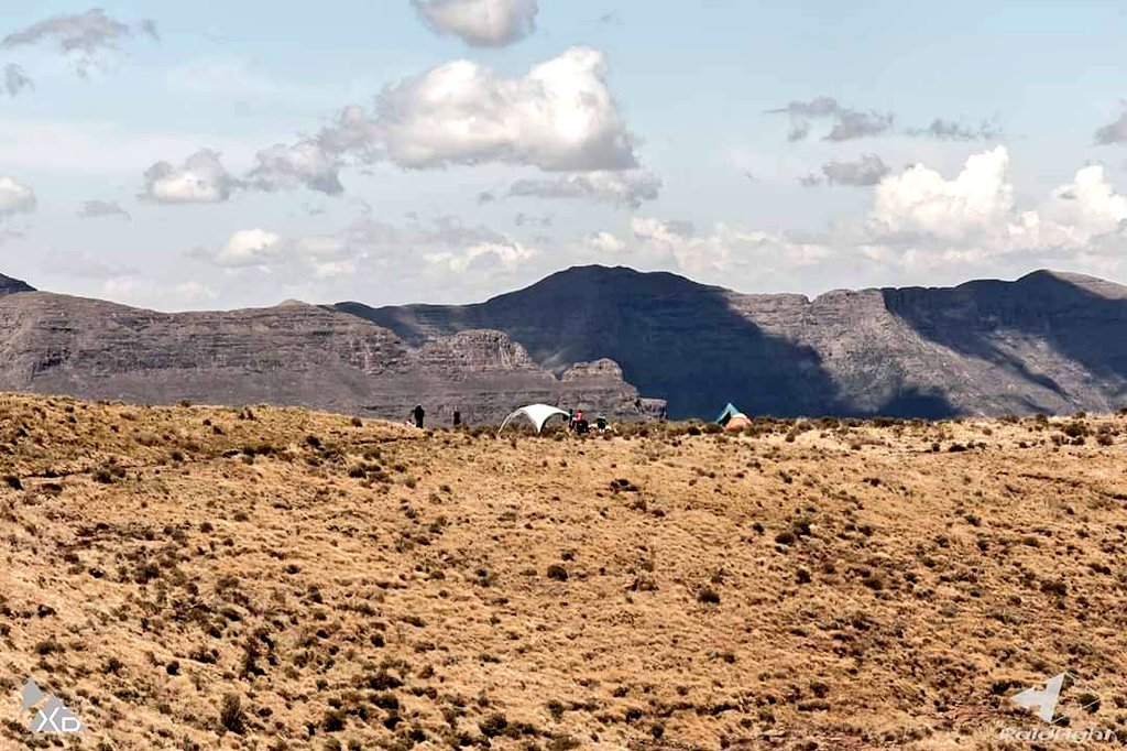 Top 2 50km ladies through #CampDavis at 7:19am: Liesel du Plessis &amp; Angels Llobera Vicens (1min apart). #LesothoUltra2018
