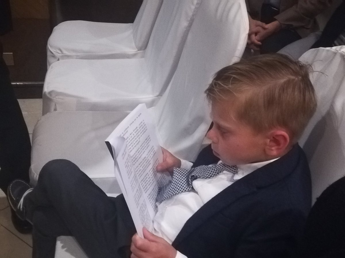 Vladimir está leyendo el libro de su hermanita #AnastasiaBitkova  #EresLibre, poniendo mucha atención