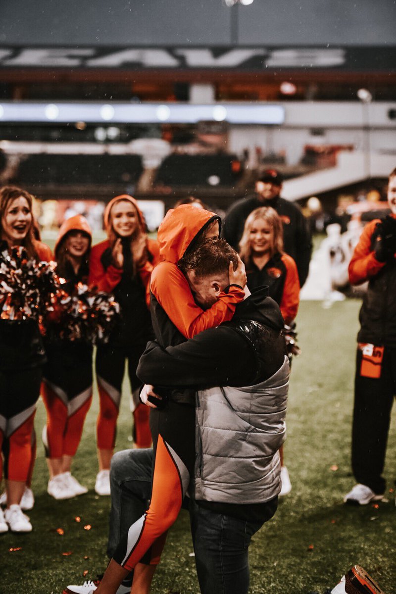 NBPSeniors's tweet image. We didn’t win the game but this moment was pure gold 🧡🖤 #gobeavs #howheasked