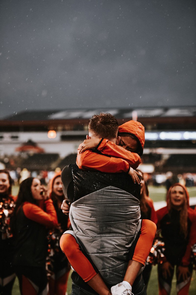 NBPSeniors's tweet image. We didn’t win the game but this moment was pure gold 🧡🖤 #gobeavs #howheasked