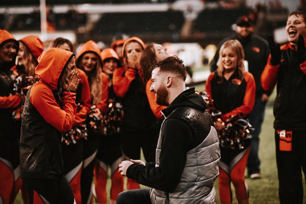 NBPSeniors's tweet image. We didn’t win the game but this moment was pure gold 🧡🖤 #gobeavs #howheasked