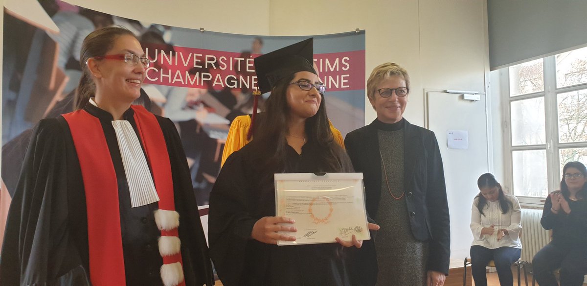 GuillaumeGelle's tweet photo. Beaucoup d'émotion et de joie lors de la remise du diplôme de master #MEEF, parcours #CIREF @espereims @universitereims à Naciba, étudiante réfugiée Syrienne ayant suivi son  cursus à @chaumontetudes. 
Bravo Naciba, nous sommes très fiers de vous compter parmi nos @AlumniURCA. https://t.co/RAqT20qPxP