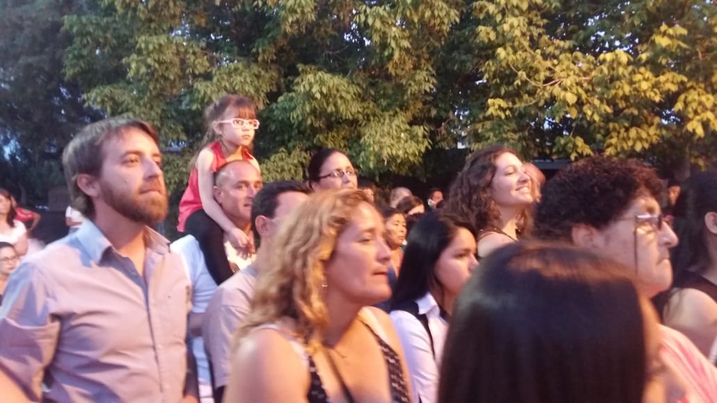 valengonOK's tweet image. Participando y colaborando con los Padres y Directivos de la Esc.  Cesar Palacios, en la hermosa fiesta de fin de año!! 🎉🎉🎶🎶

Los disfraces y bailes de los más peques, una maravilla 👏👏❤❤🎈🎈

#Coquimbito #Maipu 
@promaipu