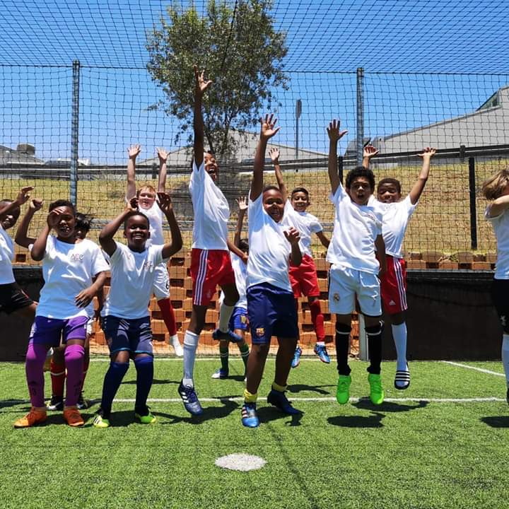 OfStarlets's tweet photo. ⚽ Dubai Tour, Kit Hand-Over ⚽Huge thank you to the ACE ACCREDITATION, DIESEL ELECTRIC CAPE and CAR SERVICE CITY for our awesome bags, caps and our shirts!! Tonya and Team - THANK YOU #absolutelyblessed #starletsschoolofexcellence #uaewinterclassictournament #nov2018 https://t.co/qMS1YqLscC