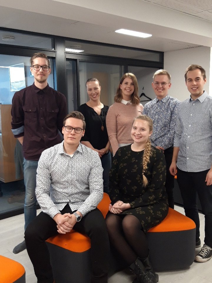 SYYtwiittaa's tweet photo. Tässä se on! SYYn uusi hallitus! 😎 #liittokokous2018 #SYYXX Illalla vuosijuhlat! Kyllä nyt kelpaa olla yhteiskuntatieteilijä #superviikonloppu #yhteiskuntaala @Yhteiskuntaala @SYYtwiittaa https://t.co/KT9YZpboDp