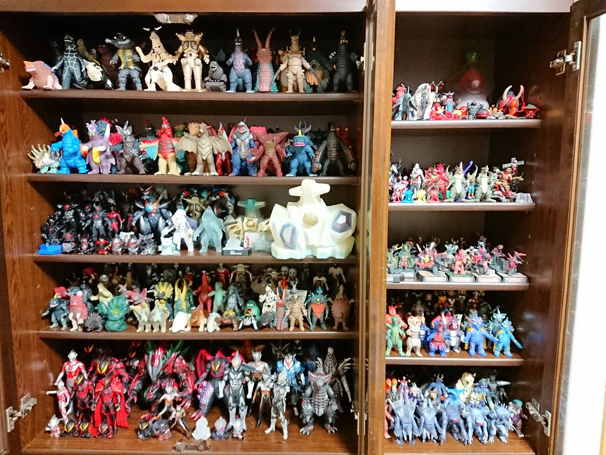 三つ目のウルトラ怪獣ショーケース設営完了。こちらは500ソフビ、食玩