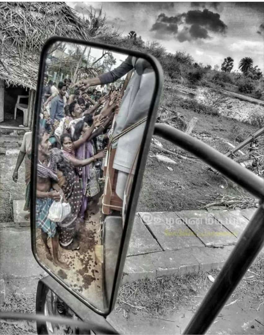 tharun98pdkt's tweet photo. மனம் கலங்க வைத்த புகைப்படம்....
கொடுத்தே பழக்கப்பட்டவர்களின் கைகள் இன்று ஏந்தும் நிலையில்........
#SaveDelta #GajaRelief #Nagapattinam #Pudukkottai #Thiruvarur #GajaCycloneHelp #CycloneGaja  #GajaCyclone #Bouncebackdelta #StandwithDelta https://t.co/awrOg078Gf