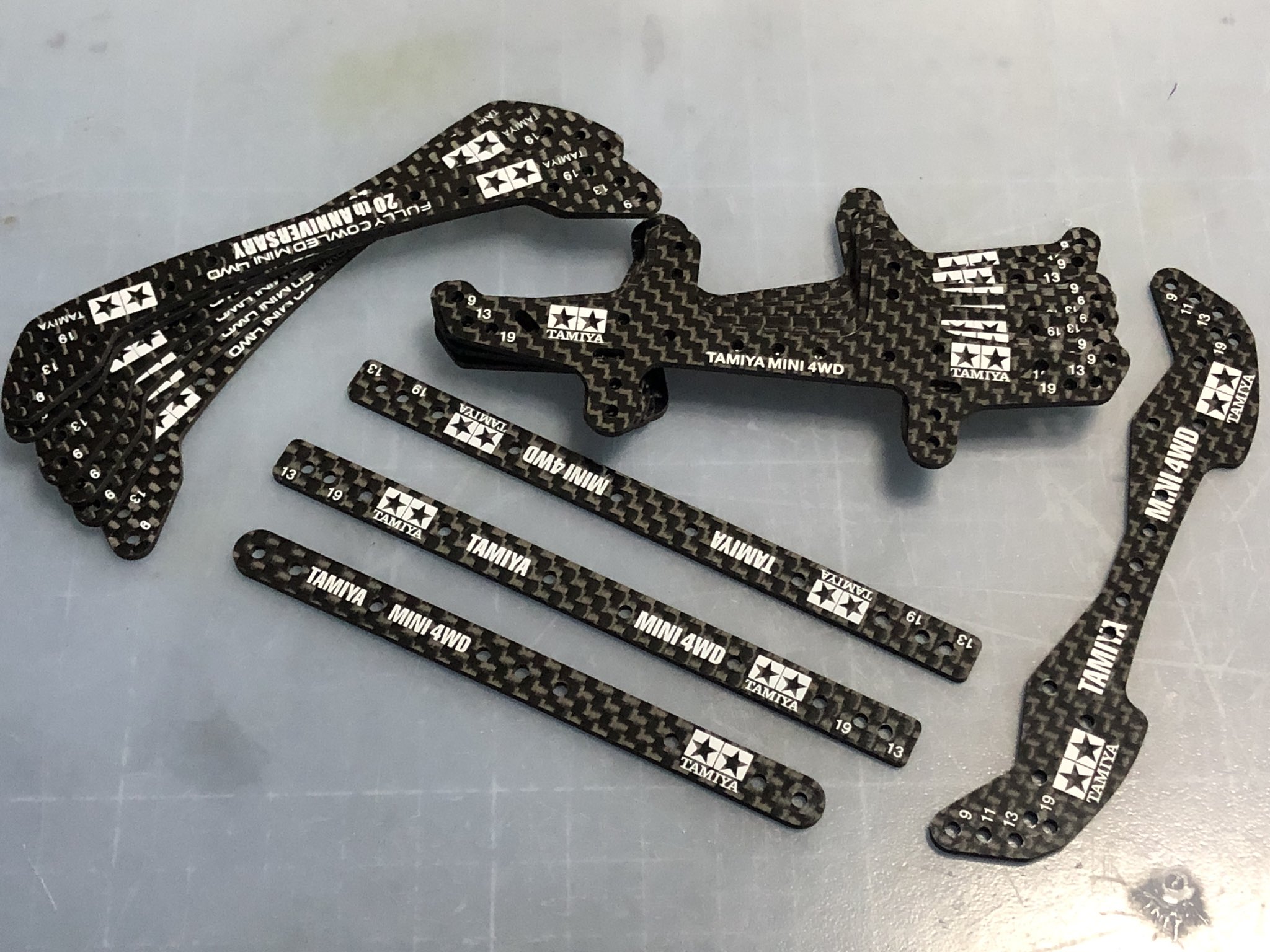 新品入荷 ミニ四駆 No 4枚 フロント用 スラダンカーボン 艶消し カーボン ミニ四駆・スロットカー