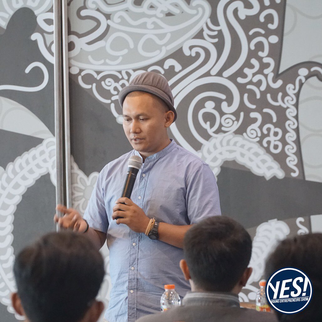 YES_UGM's tweet photo. Mas Pepeng from Klinik Kopi’s Coffee Workshop is about Coffee Business From Zero is here! 
#akusihYES
#YES2018
#creaTHINK
#FaceTheChallenge https://t.co/5CEUROwVcd
