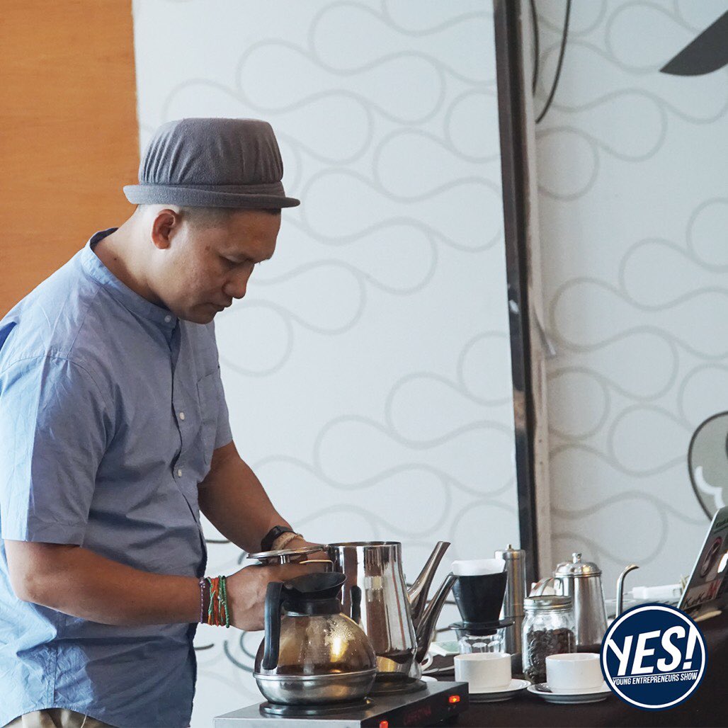 YES_UGM's tweet photo. Mas Pepeng from Klinik Kopi’s Coffee Workshop is about Coffee Business From Zero is here! 
#akusihYES
#YES2018
#creaTHINK
#FaceTheChallenge https://t.co/5CEUROwVcd
