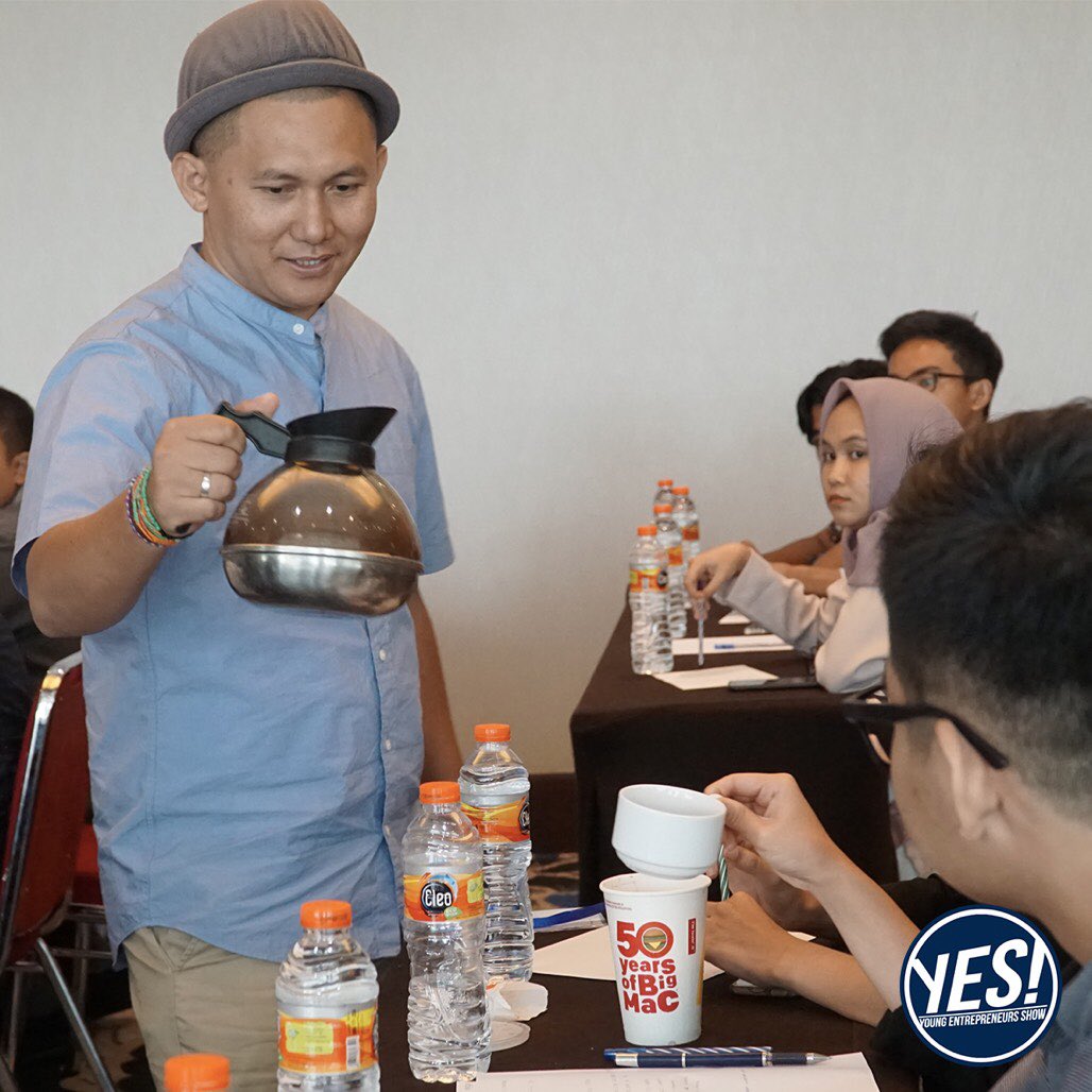 YES_UGM's tweet photo. Mas Pepeng from Klinik Kopi’s Coffee Workshop is about Coffee Business From Zero is here! 
#akusihYES
#YES2018
#creaTHINK
#FaceTheChallenge https://t.co/5CEUROwVcd