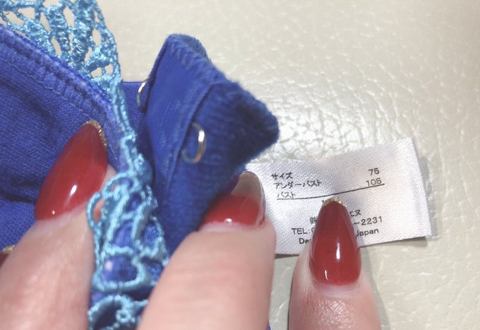 105センチバストのブラは、下向くと乳が飛び出るのです。 小さいのです🥴 https://t.co/kKONm31Hg9