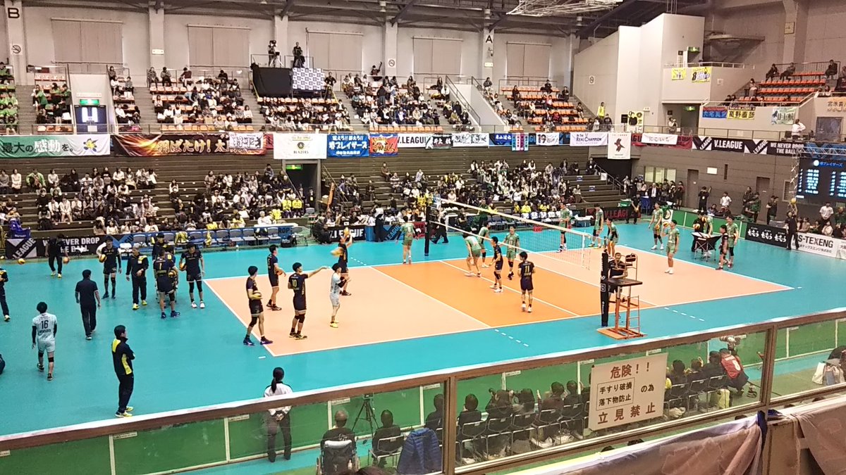 今日はVリーグ、堺ブレイザーズvsＪＴサンダーズの試合観戦。

堺ブレイザーズの勝利～ヽ(・∀・)ノ

例のガチャガチャでファンの女の子達が「似てる～」と笑ってくれてたのが嬉しかった(^^)
絵描き冥利につきる(^^) 